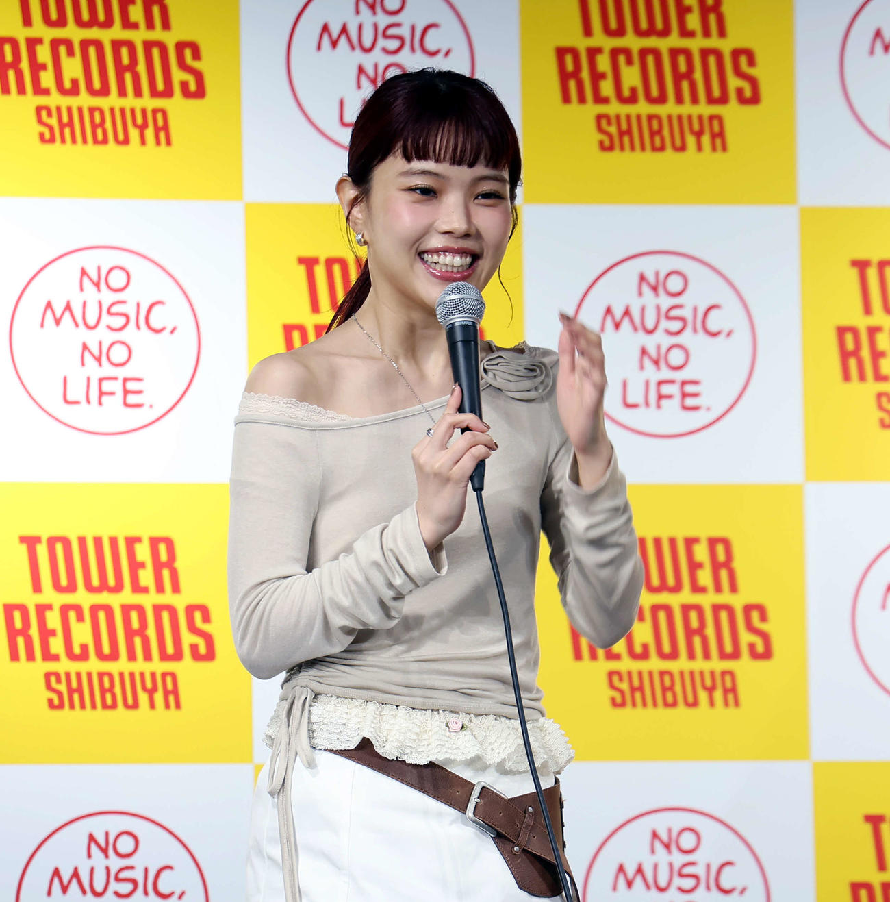 フォトエッセー「達者じゃなくても」発表会見に登壇し、質問に答えるアイナ・ジ・エンド（撮影・山本朝陽）