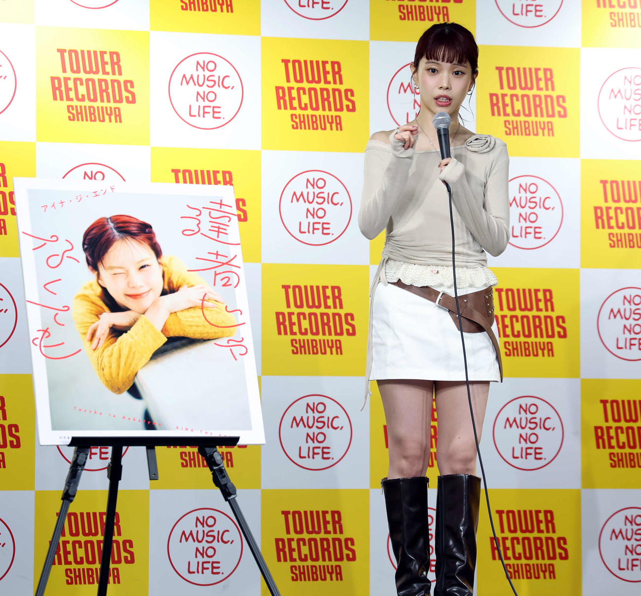 フォトエッセー「達者じゃなくても」発表会見に登壇し、質問に答えるアイナ・ジ・エンド（撮影・山本朝陽）