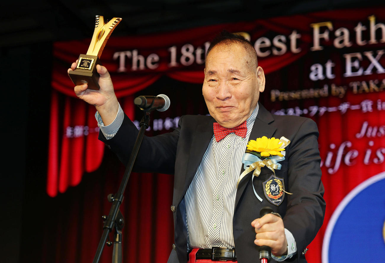 「2025年度　第18回ベスト・ファーザー賞in関西」の授賞式でスピーチする宮川大助（撮影・前田充）