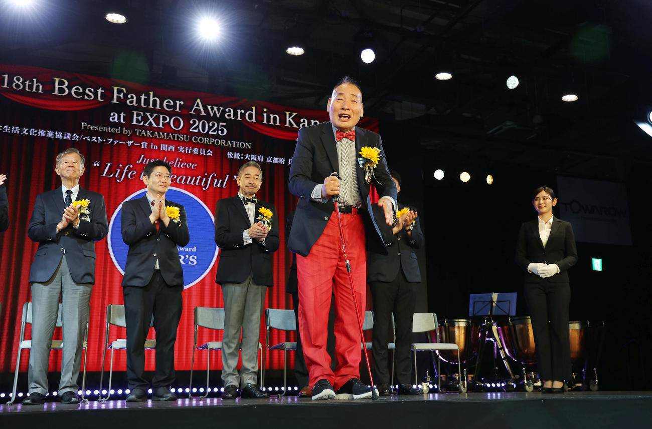 「2025年度　第18回ベスト・ファーザー賞in関西」の授賞式で登壇する宮川大助（中央）（撮影・前田充）
