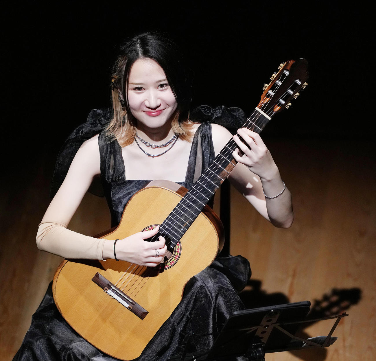 クラシックギタリストの猪居亜美（2025年撮影）
