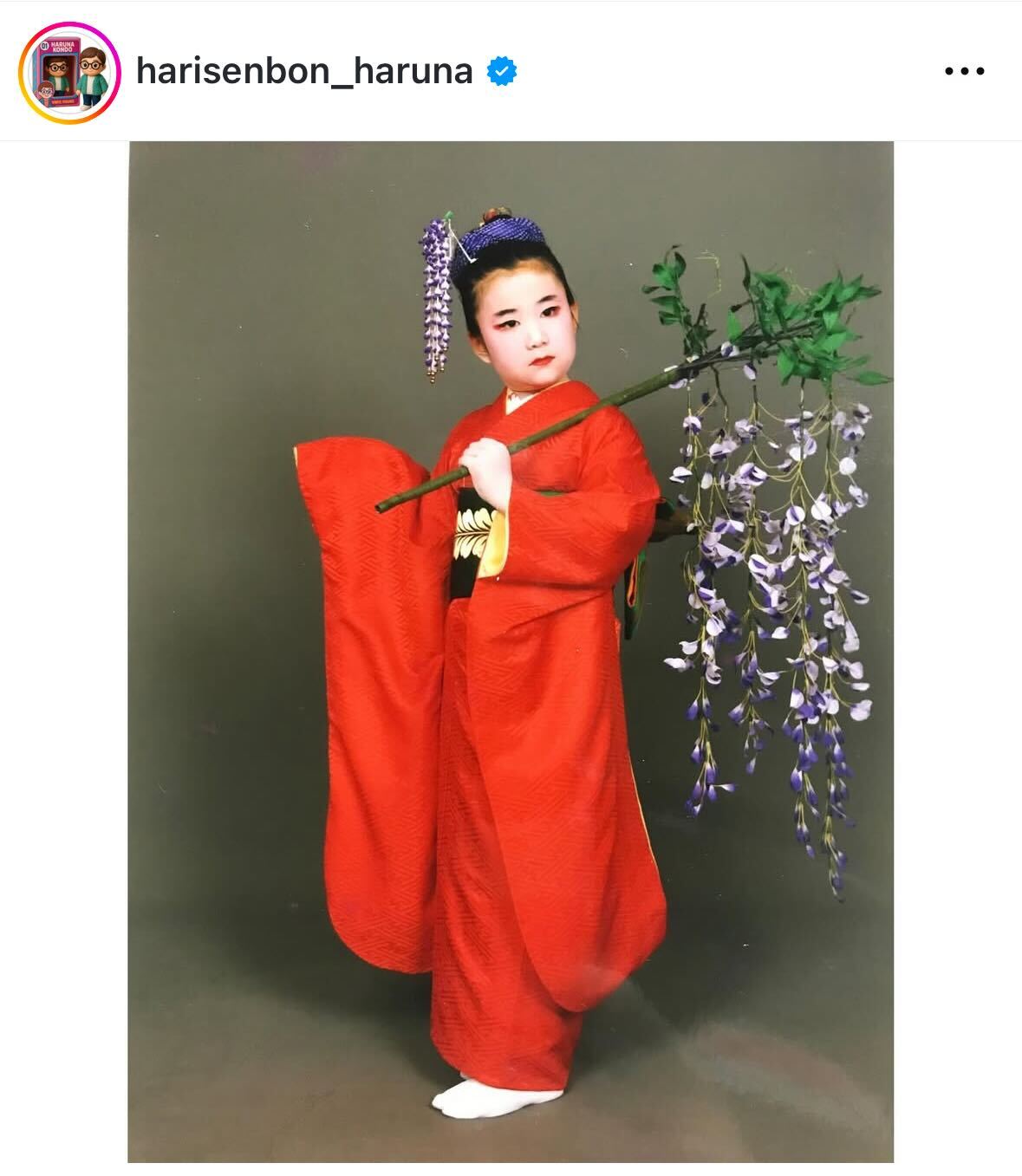 赤い着物を着た幼少期の近藤春菜（インスタグラムから）