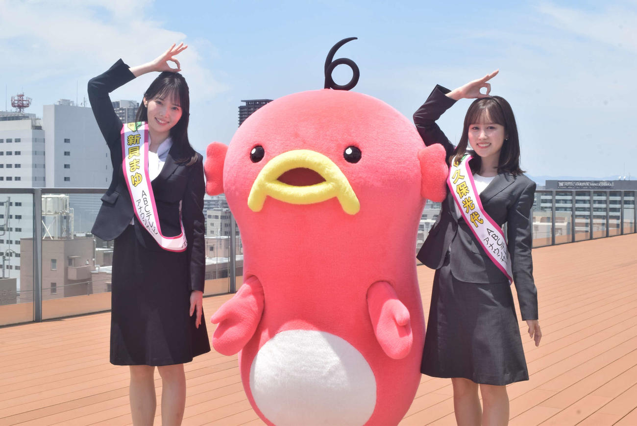 ABCテレビ2025年度新人アナウンサーの新貝まゆアナウンサー（左）と久保光代アナウンサー（撮影・阪口孝志）