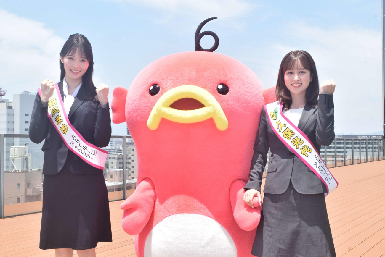 ABCテレビ2025年度新人アナウンサーの新貝まゆアナウンサー（左）と久保光代アナウンサー（撮影・阪口孝志）