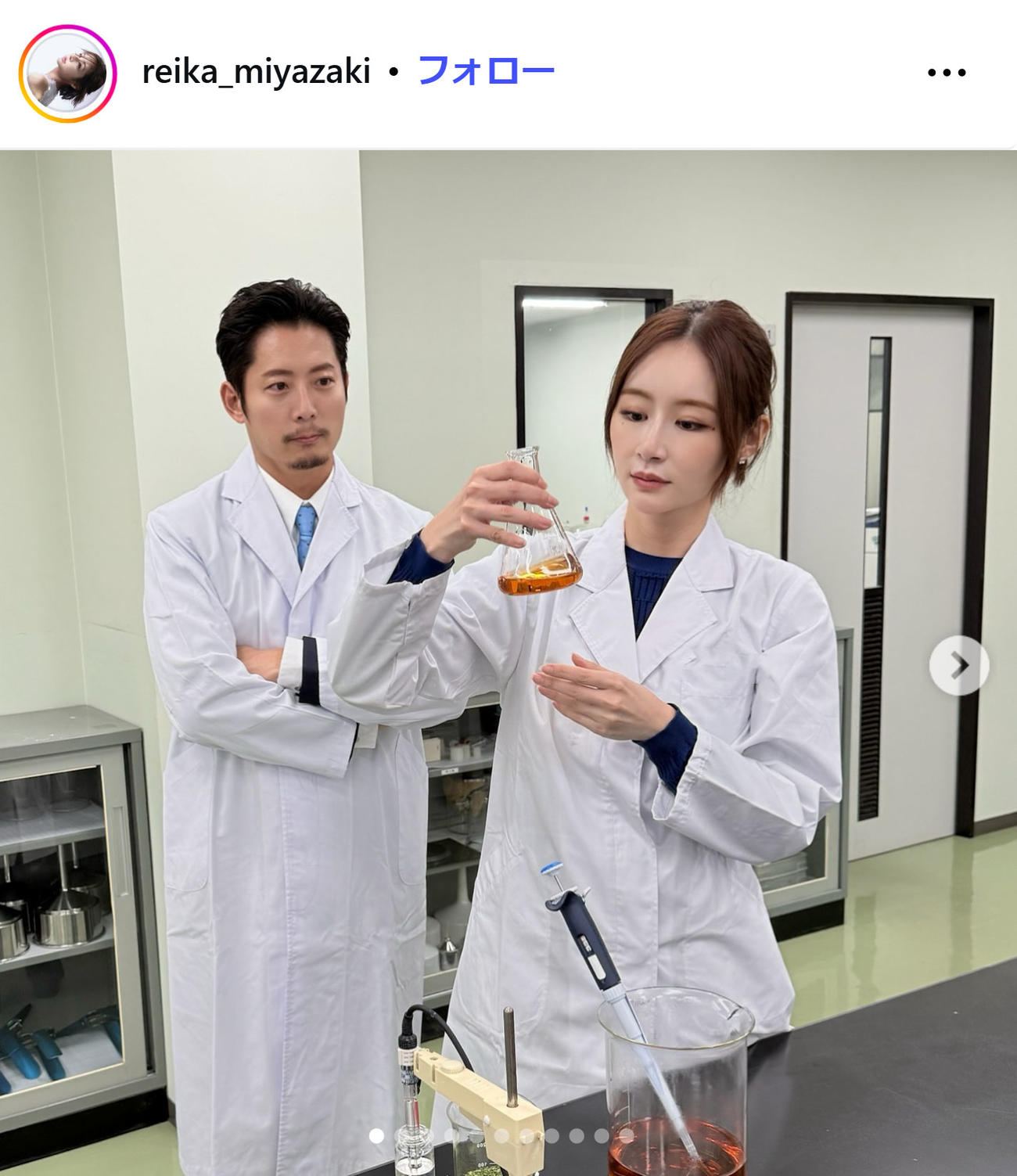 宮崎麗果さん、夫の黒木啓司さんとの白衣ツーショット