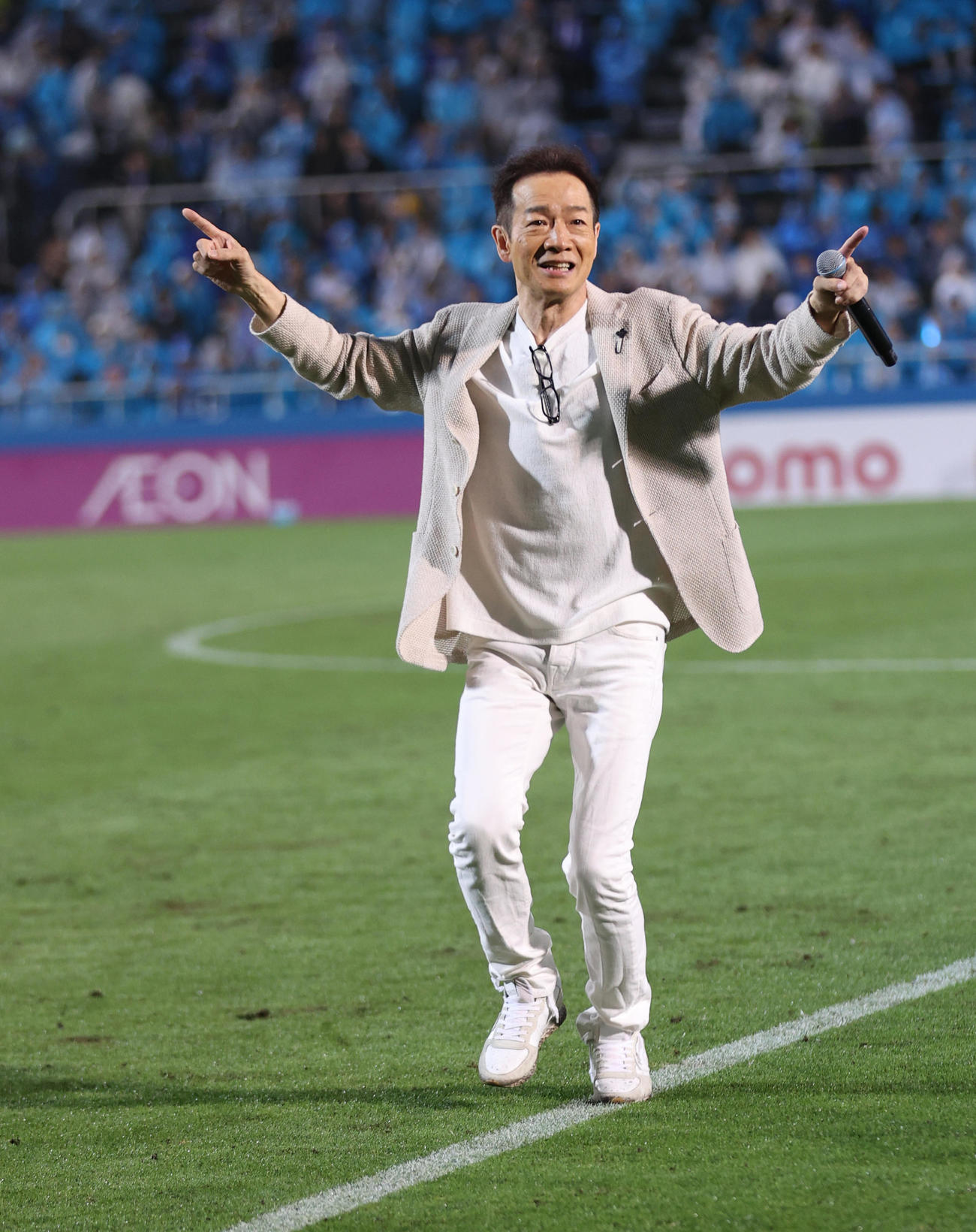 横浜FC対川崎F　ハーフタイムに登場した田原俊彦（2025年6月14日撮影）