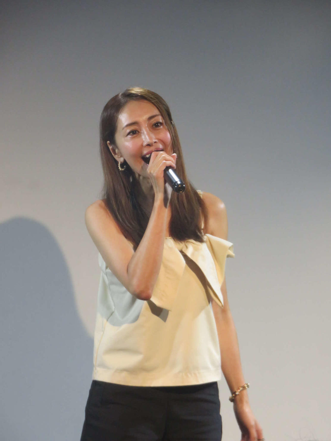 ソロデビュー曲「大嫌いだけど　大好きな人」を熱唱する熊切あさ美