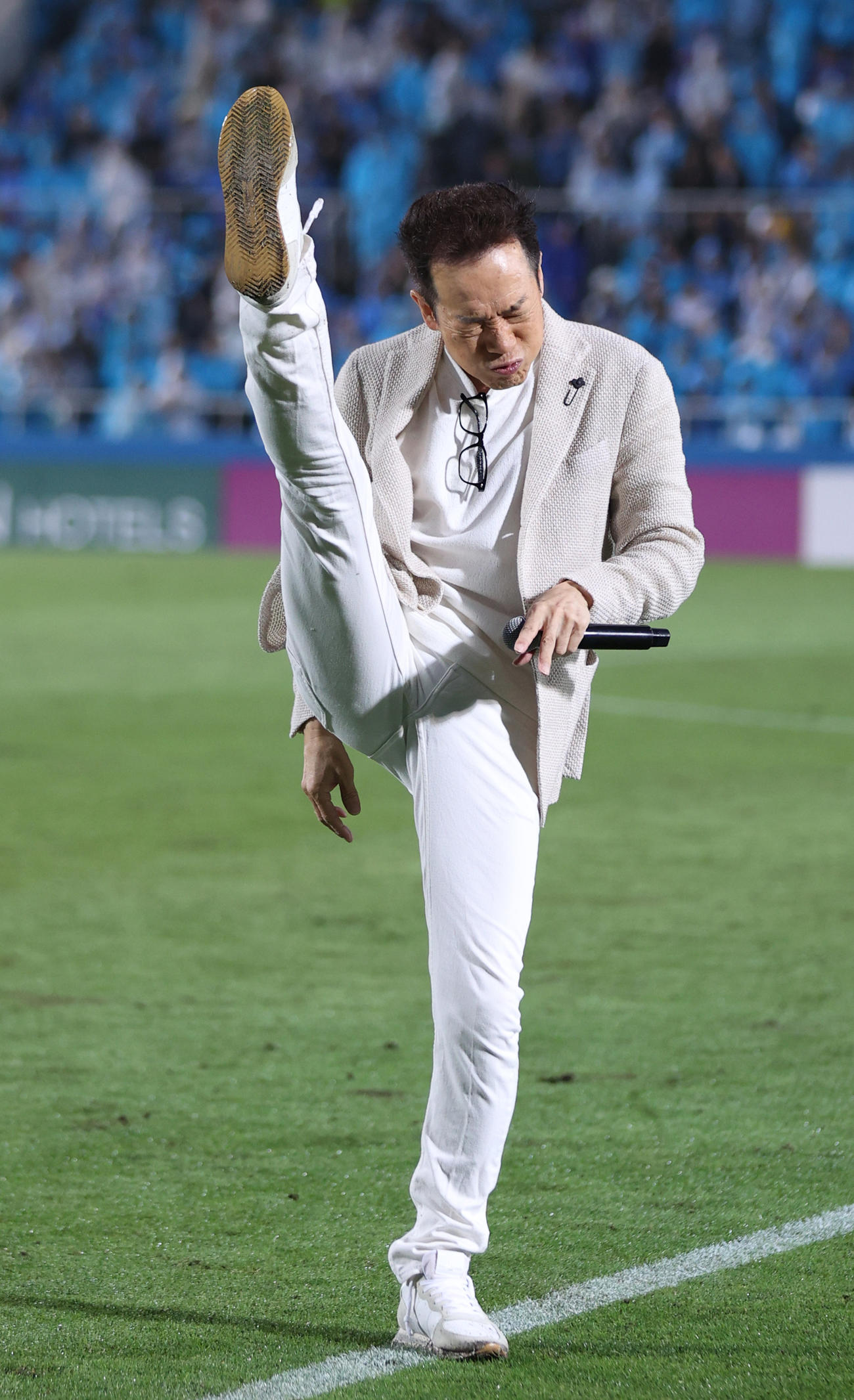 ６月14日の横浜FC対川崎Fのハーフタイムで足上げダンスをする田原俊彦