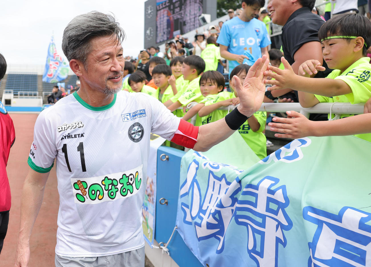 YSCC横浜対アトレチコ鈴鹿　サポーターと勝利を喜ぶアトレチコ鈴鹿カズ（撮影・野上伸悟）