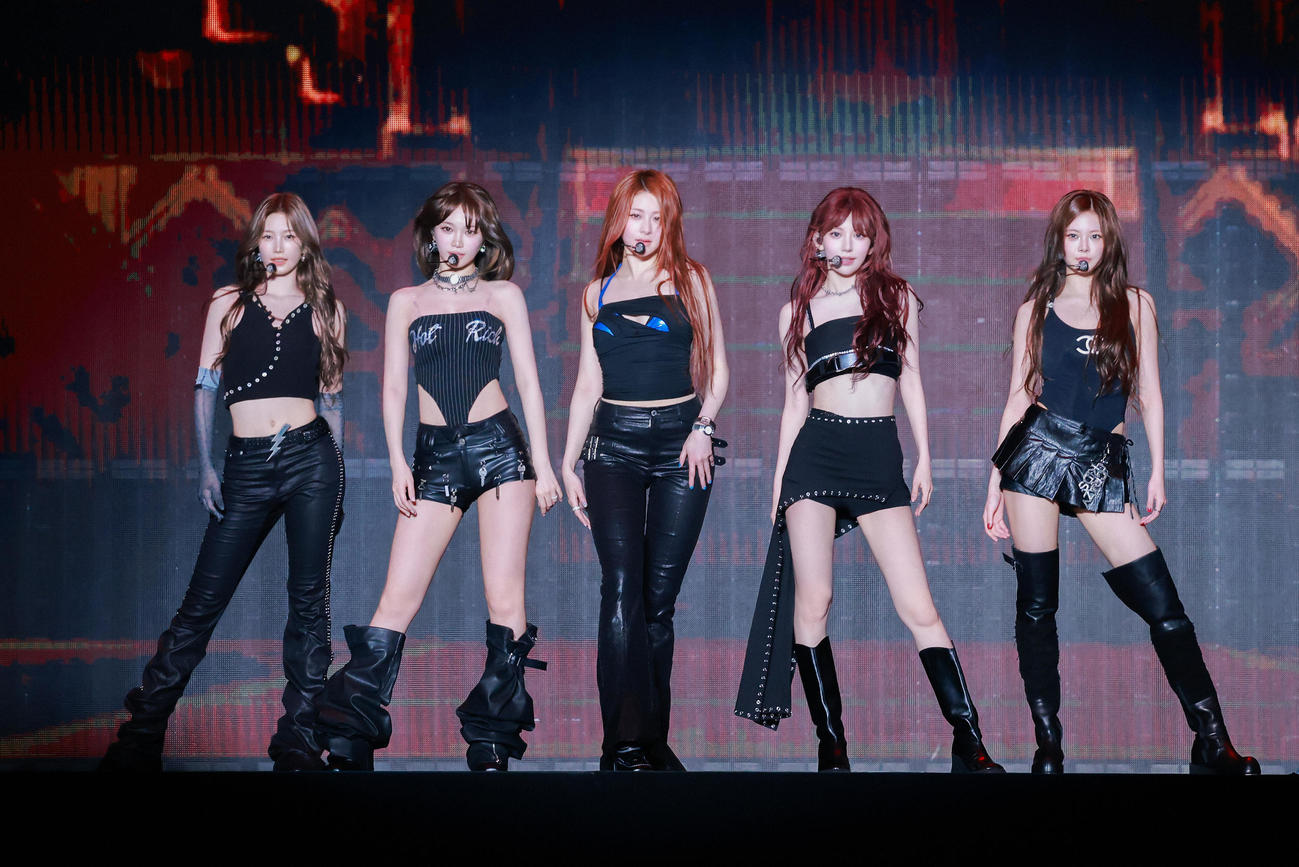 ワールドツアー「2025 LE SSERAFIM TOUR‘EASY CRAZY HOT’IN JAPAN」日本最終公演でパーフォーマンスを披露するLE SSERAFIM。左からKAZUHA、KIM CHAEWON、HUH YUNJIN、SAKURA、HONG EUNCHAE (P)＆(C) SOURCE MUSIC