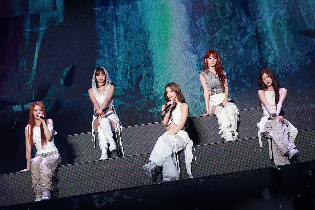 ワールドツアー「2025 LE SSERAFIM TOUR‘EASY CRAZY HOT’IN JAPAN」日本最終公演でパーフォーマンスを披露するLE SSERAFIM。。左からHUH YUNJIN、KIM CHAEWON、KAZUHA、SAKURA、HONG EUNCHAE (P)＆(C) SOURCE MUSIC
