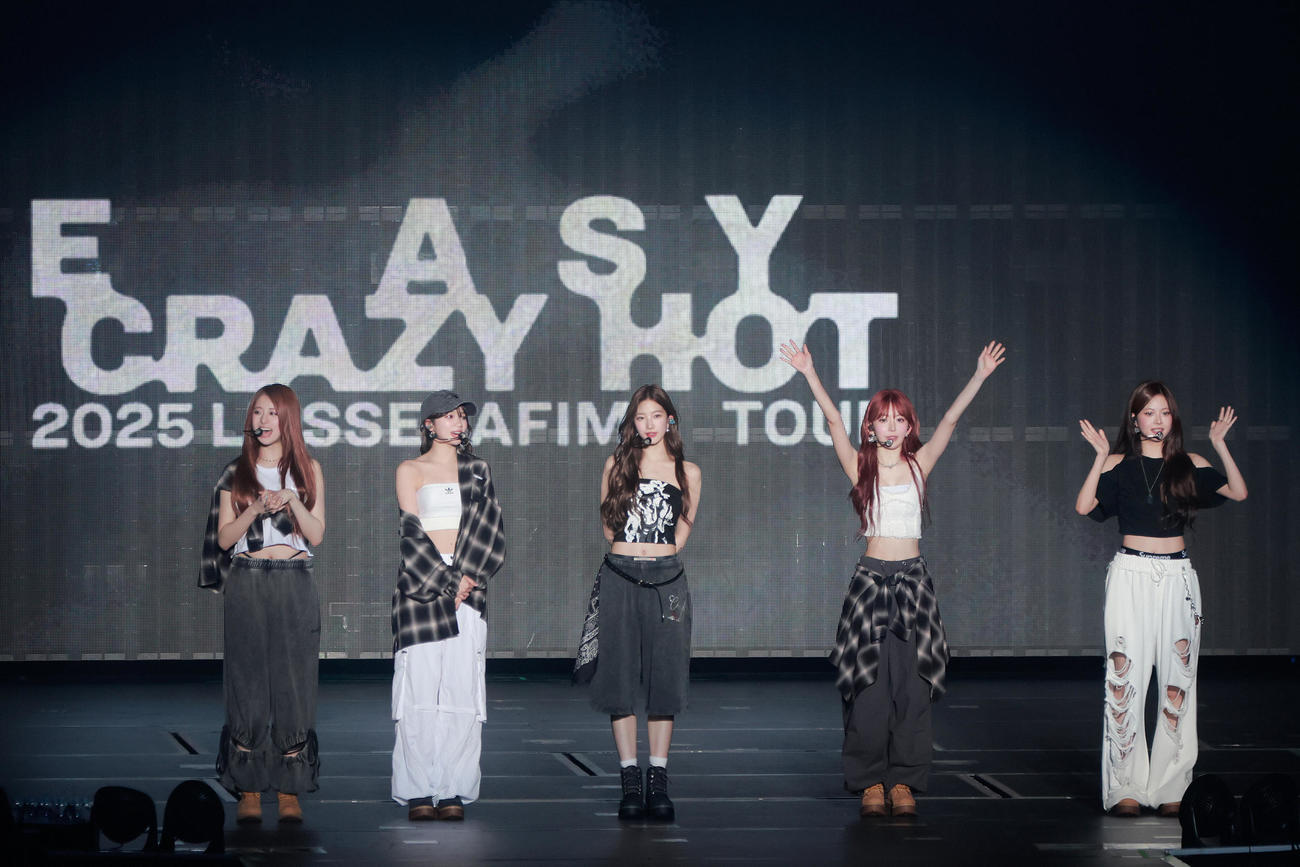 ワールドツアー「2025 LE SSERAFIM TOUR‘EASY CRAZY HOT’IN JAPAN」日本最終公演でパーフォーマンスを披露するLE SSERAFIM。。左からHUH YUNJIN、KIM CHAEWON、KAZUHA、SAKURA、HONG EUNCHAE (P)＆(C) SOURCE MUSIC