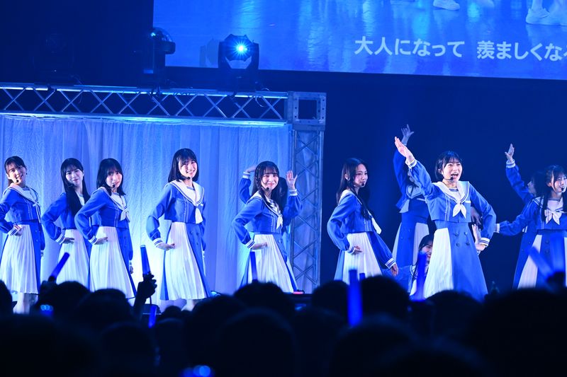 「青空について考える」を歌う、左から今井優希、工藤唯愛、八木仁愛、柳堀花怜、安納蒼衣、吉本此那、杉浦英恋、長谷川稀未