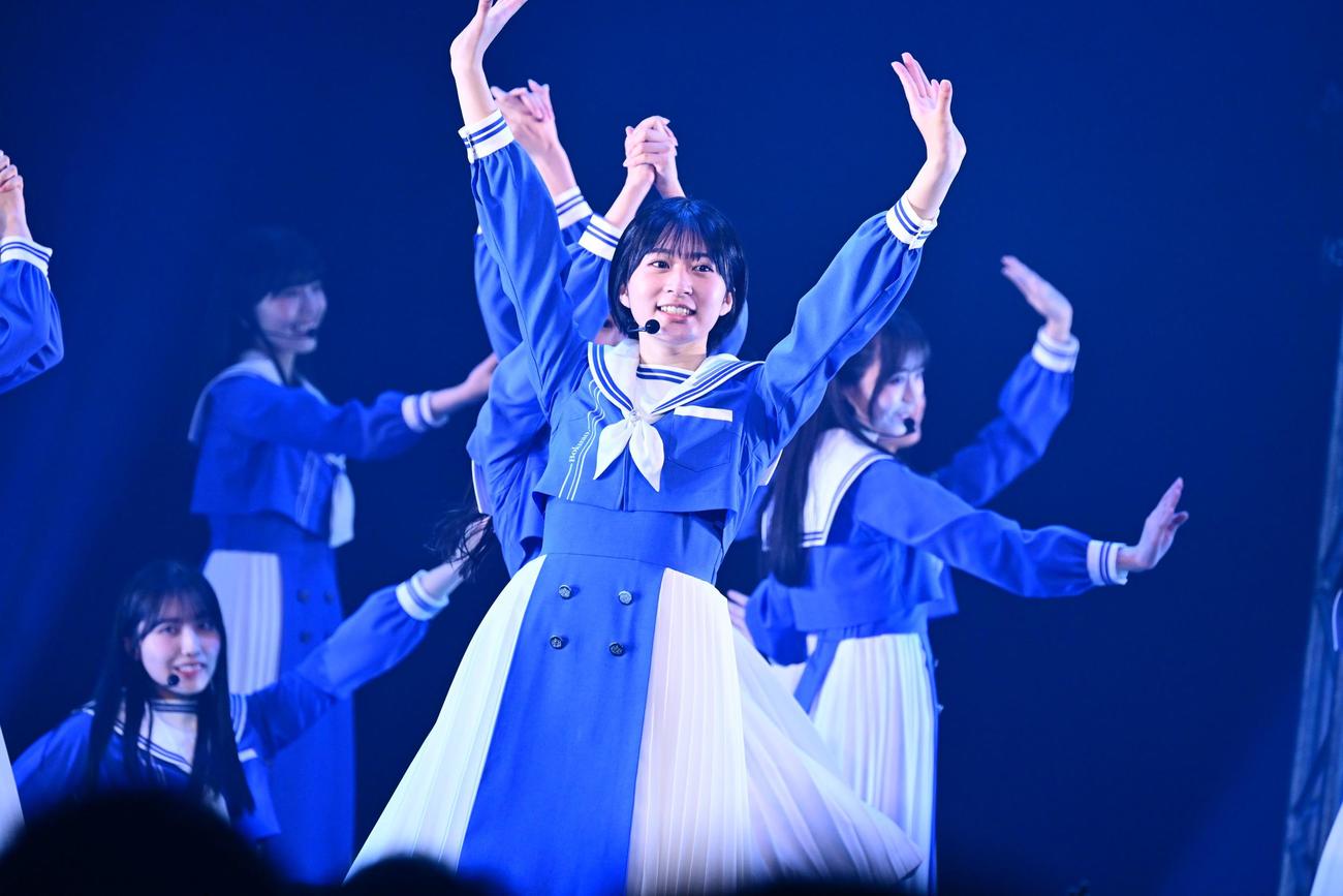「青空について考える」を歌う、左から山口結杏、伊藤ゆず、杉浦英恋、長谷川稀未