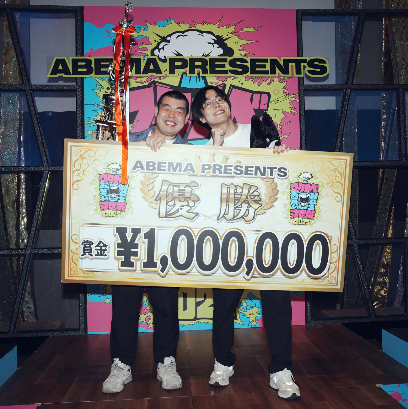 優勝を飾り笑顔を見せる金の国の渡部おにぎり（左）と桃沢健輔（撮影・たえ見朱実）