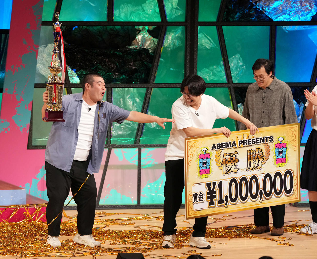 優勝を飾り笑顔を見せる金の国の渡部おにぎり（左）と桃沢健輔（撮影・たえ見朱実）