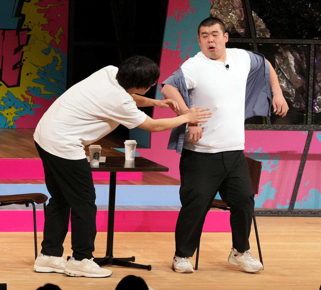 ファイナルラウンドで会場を沸かせた、金の国の桃沢健輔（左）と渡部おにぎり（撮影・たえ見朱実）