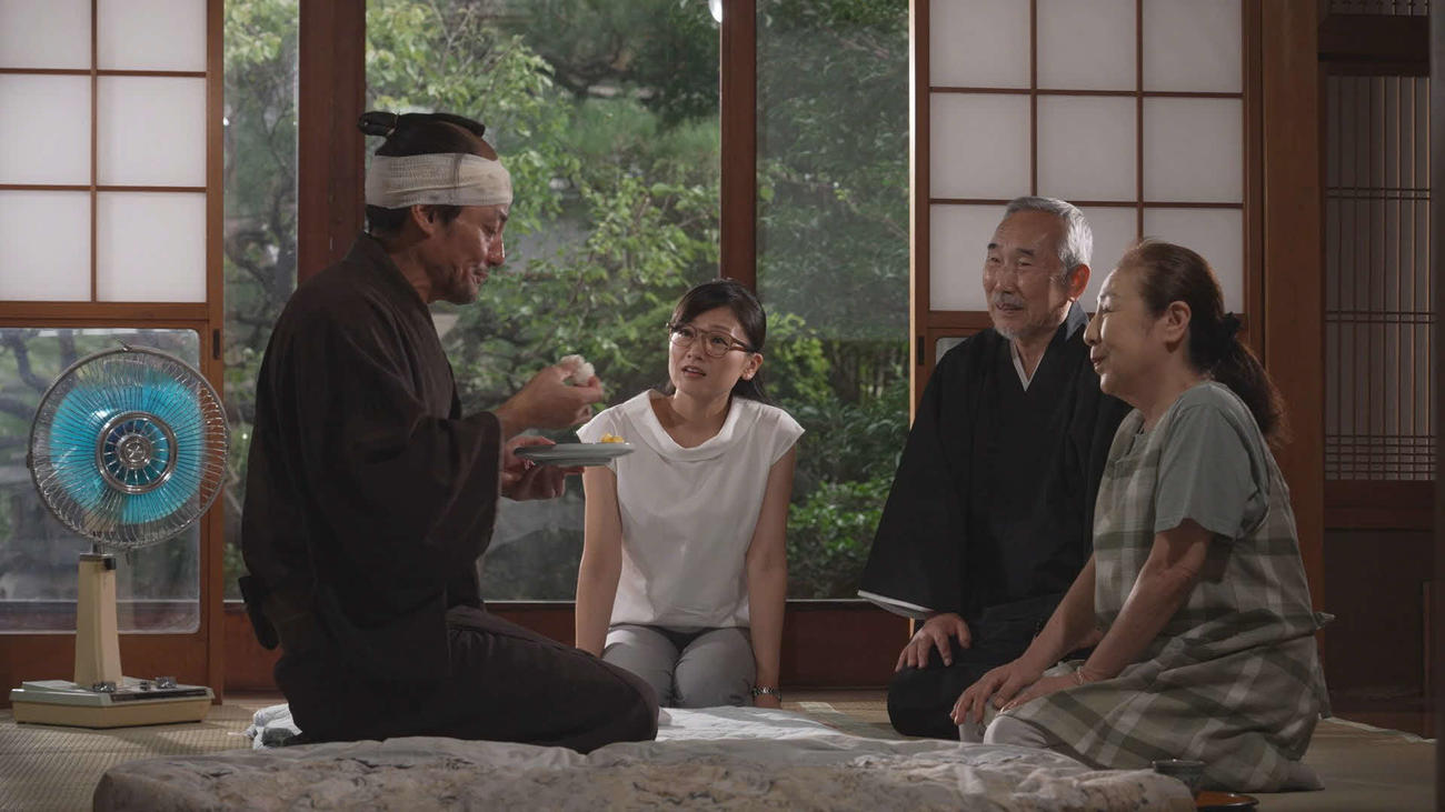 「侍タイムスリッパー」で助監督の山本優子を演じた沙倉ゆうの（左から2人目）左から山口馬木也、1人おいて福田善晴、紅萬子　（C）2024未来映画社