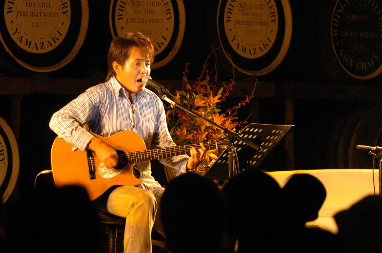 熱唱する佐藤竹善（2004年10月撮影）