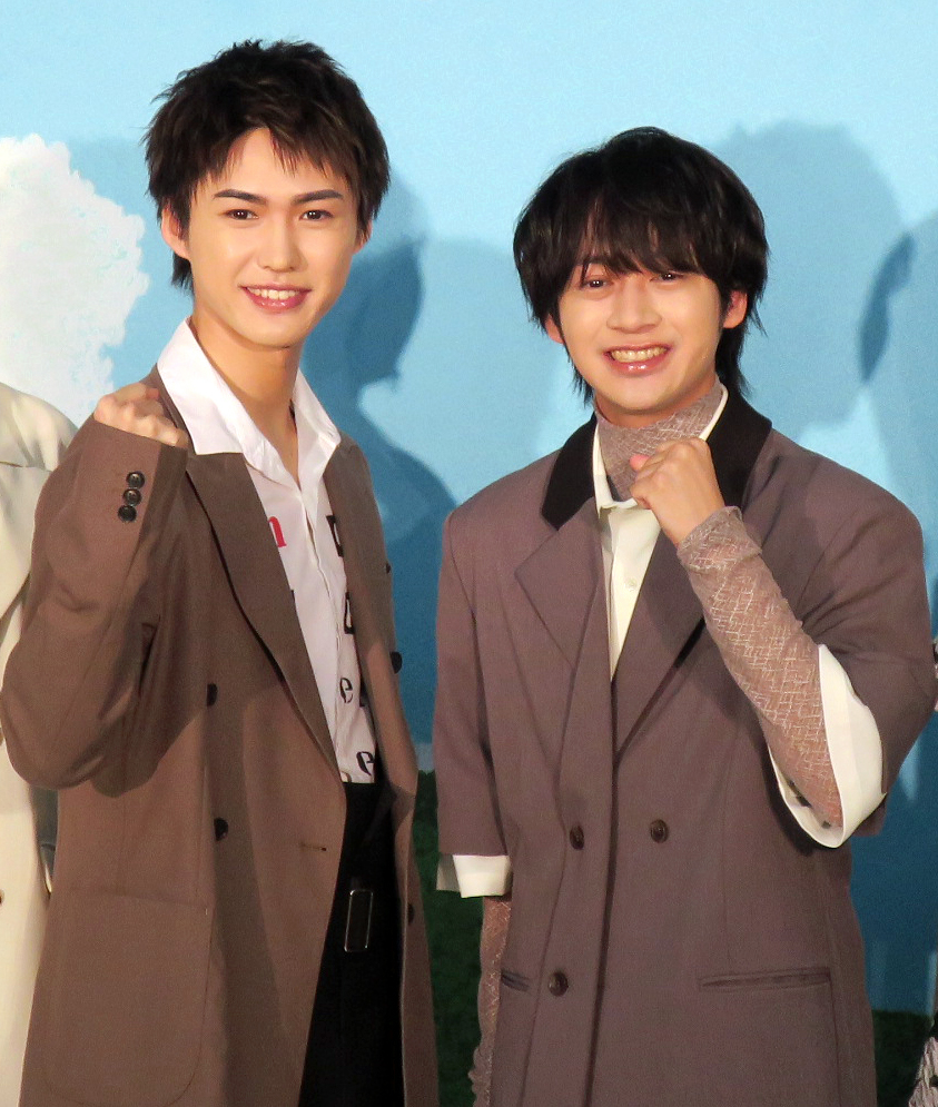 舞台「あの夏、君と出会えて」取材会で。左から、岡■（■は崎の大が立の下の横棒なし）彪太郎、藤井直樹