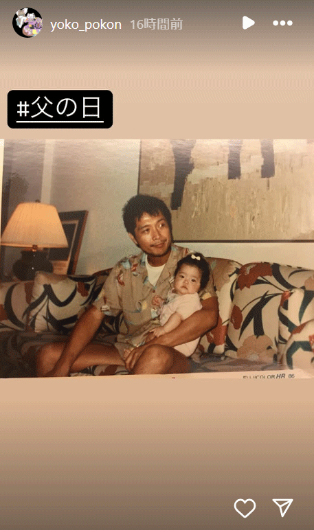 矢沢永吉の腕に抱かれる幼少期の矢沢洋子（矢沢洋子のインスタグラムから）