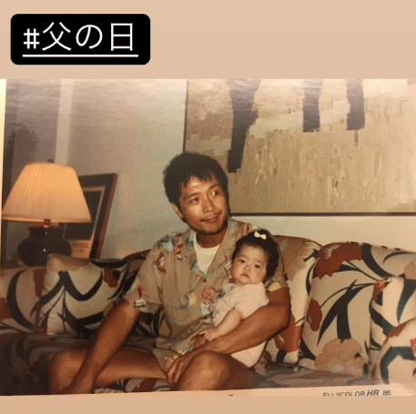 矢沢永吉の腕に抱かれる幼少期の矢沢洋子（矢沢洋子のインスタグラムから）