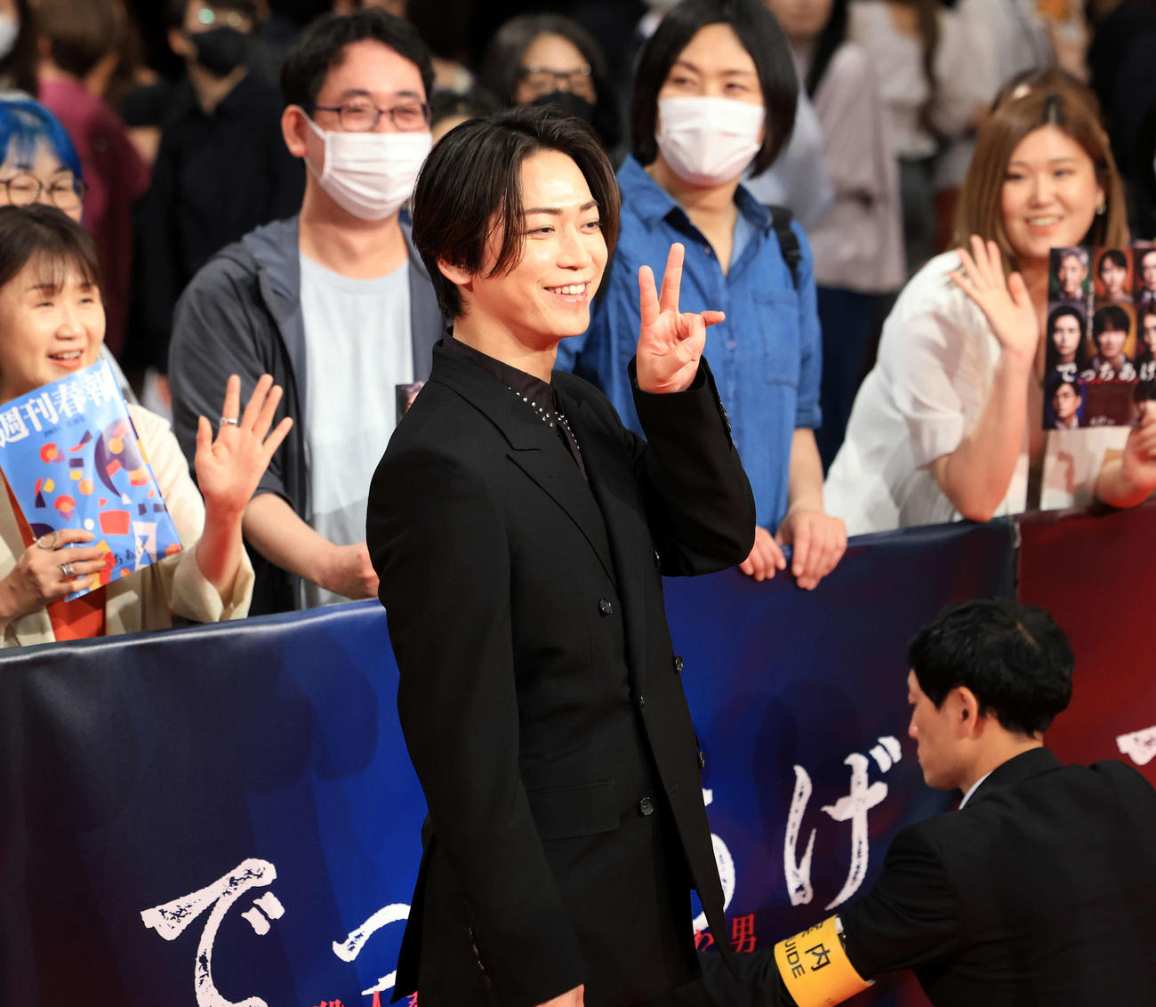 映画「でっちあげ～殺人教師と呼ばれた男」プレミアイベントでファンを背に笑顔でVサインする亀梨和也（撮影・浅見桂子）