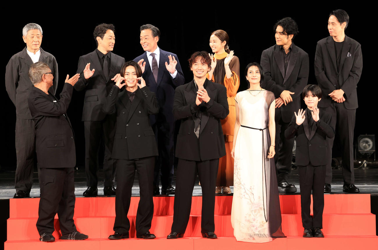 映画「でっちあげ～殺人教師と呼ばれた男」プレミアイベントで記念撮影する、前列左から三池崇史監督、亀梨和也、綾野剛、柴咲コウ、三浦綺羅、後列左から小林薫、迫田孝也、光石研、木村文乃、北村一輝、大倉孝二（撮影・浅見桂子）
