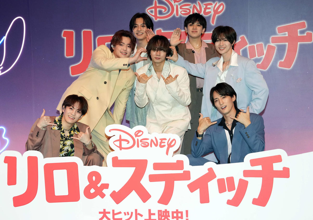 イベント終了後、笑顔でポーズを決めるTravis Japan。前列左から松倉海斗、川島如恵留。後列左から吉澤閑也、松田元太、中村海人、宮近海斗、七五三掛龍也（撮影・たえ見朱実）