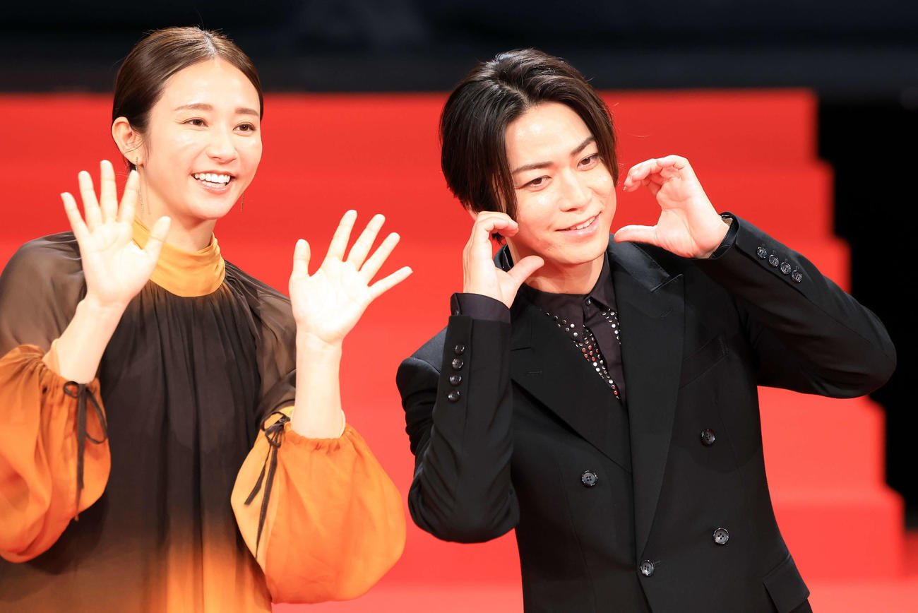 映画「でっちあげ～殺人教師と呼ばれた男」プレミアイベントでファンに手を振る亀梨和也（右）と木村文乃（撮影・浅見桂子）