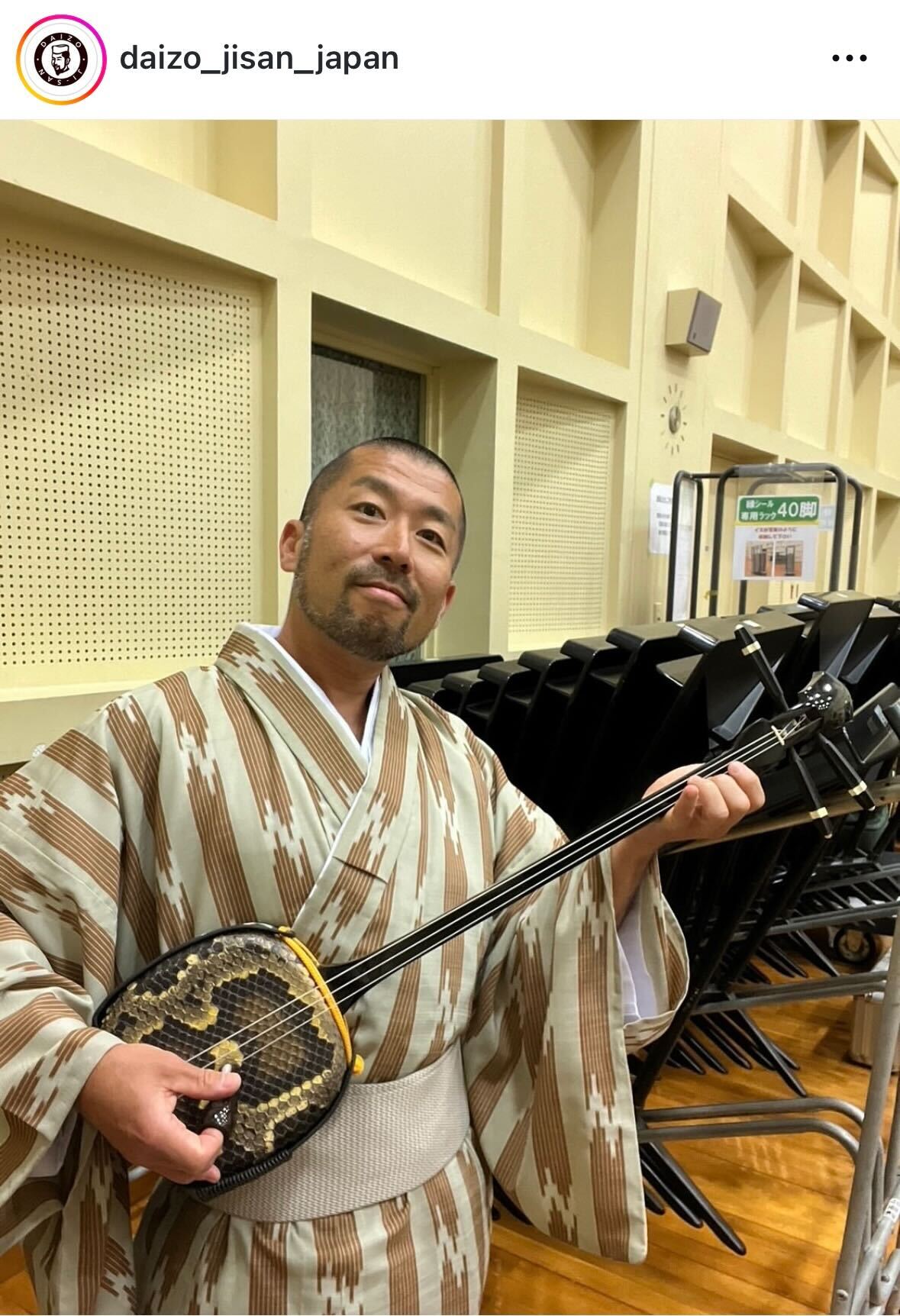 着物姿で三線を弾くケツメイシ大蔵（インスタグラムから）