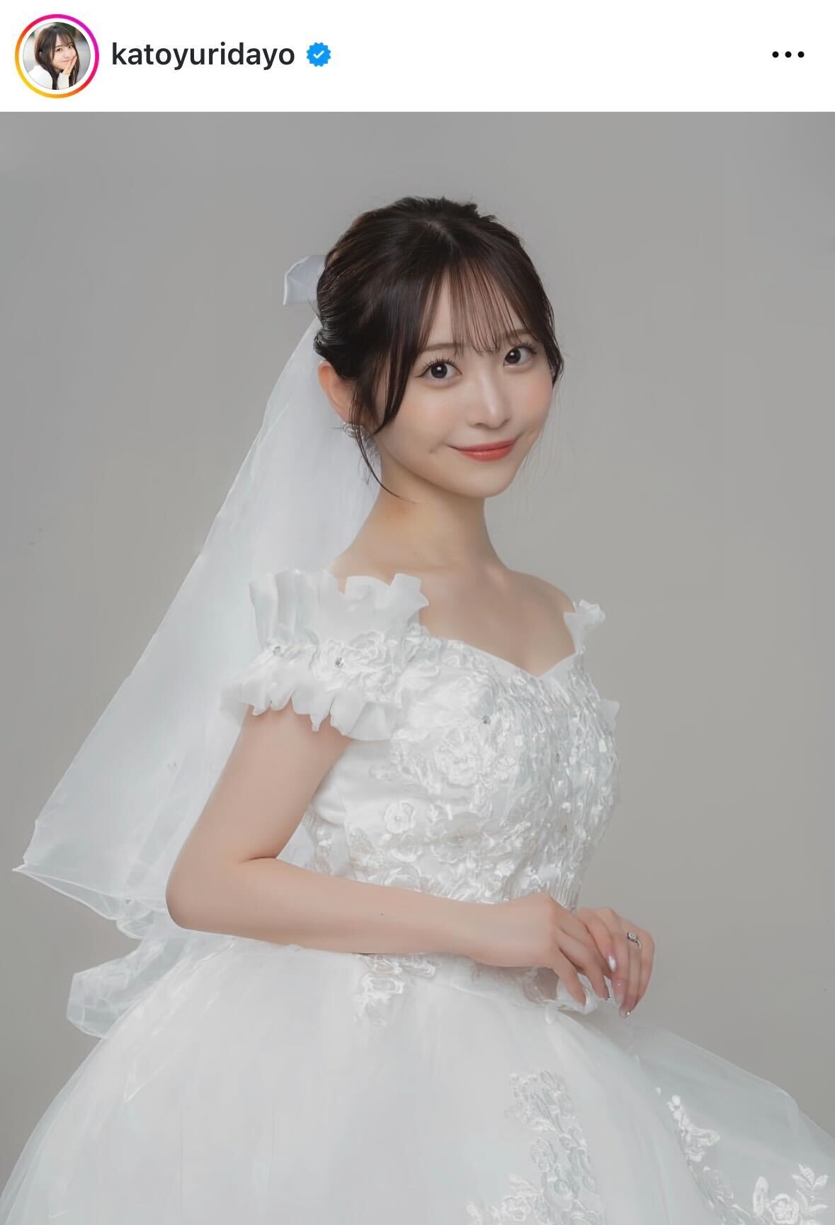 ウエディングドレス姿のかとゆり（インスタグラムから）