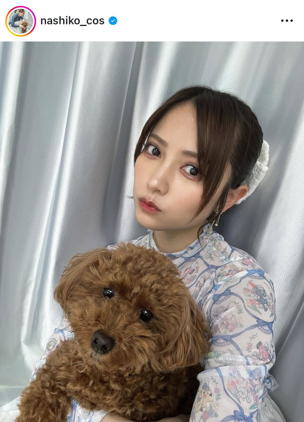 愛犬を抱く桃月なしこ（インスタグラムから）