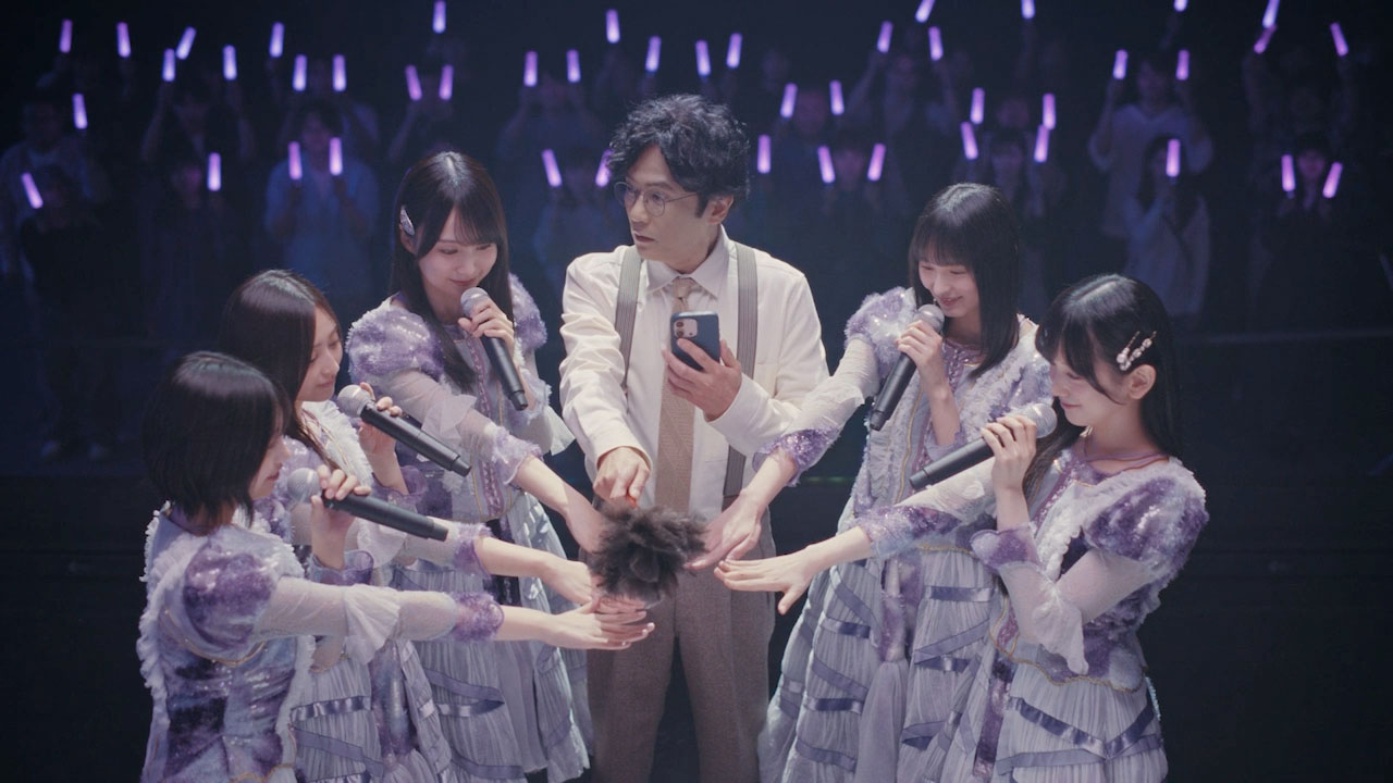 SmartNewsの新CMで稲垣吾郎と乃木坂46が共演