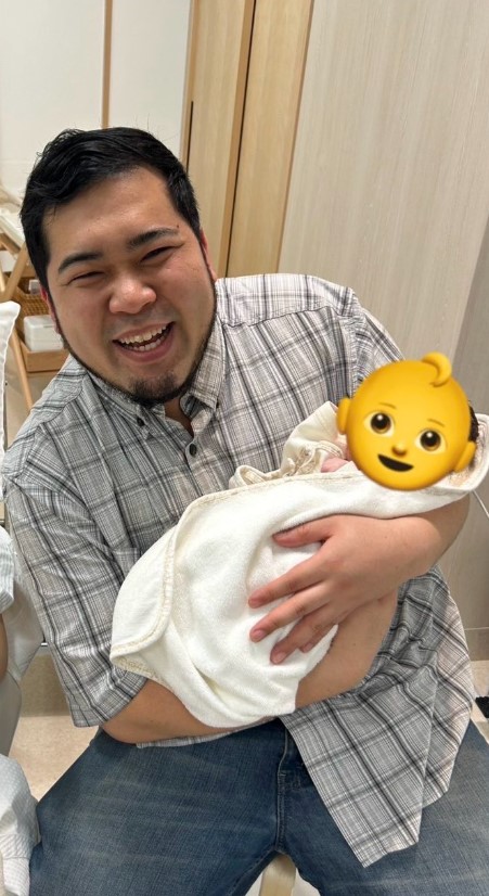 第一子を抱っこする松井ケムリ（松井ケムリのXから）