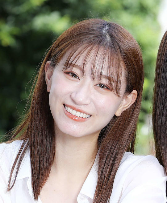 元NMB上西怜、衝撃の胸スリット黄金水着＆ランジェリー姿「透き通る