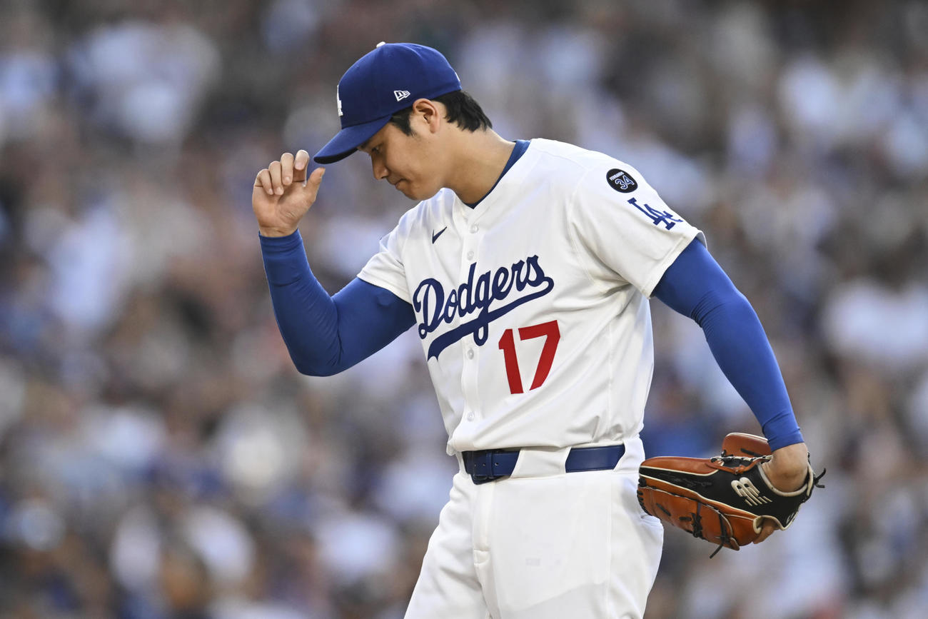 初回、投球準備をするドジャース大谷翔平（AP）
