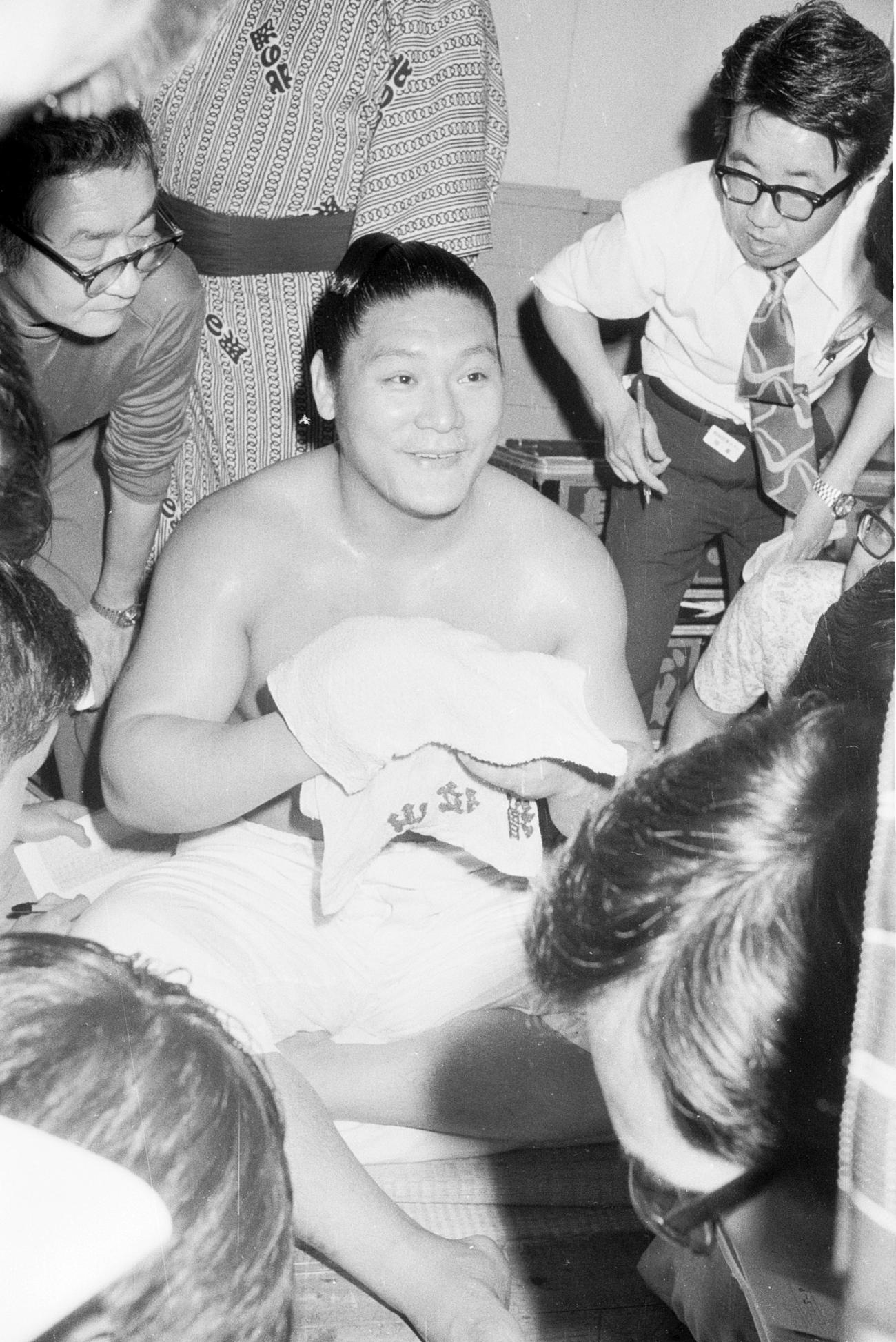 74年夏場所、記者に囲まれる増位山（1974年5月）