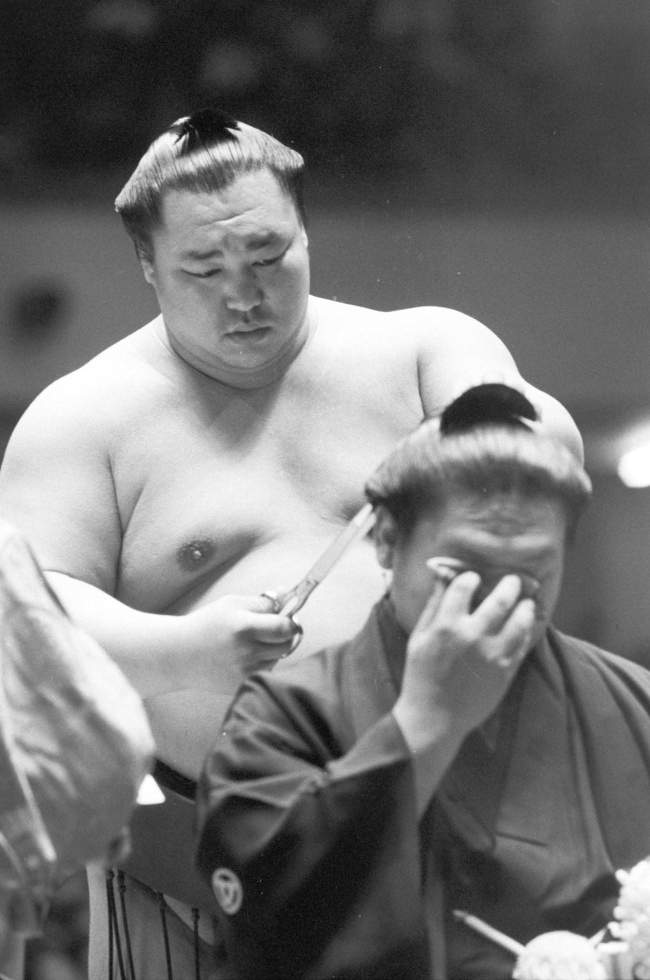 引退の増位山にはさみを入れる初土俵同期の横綱北の湖（1981年10月）
