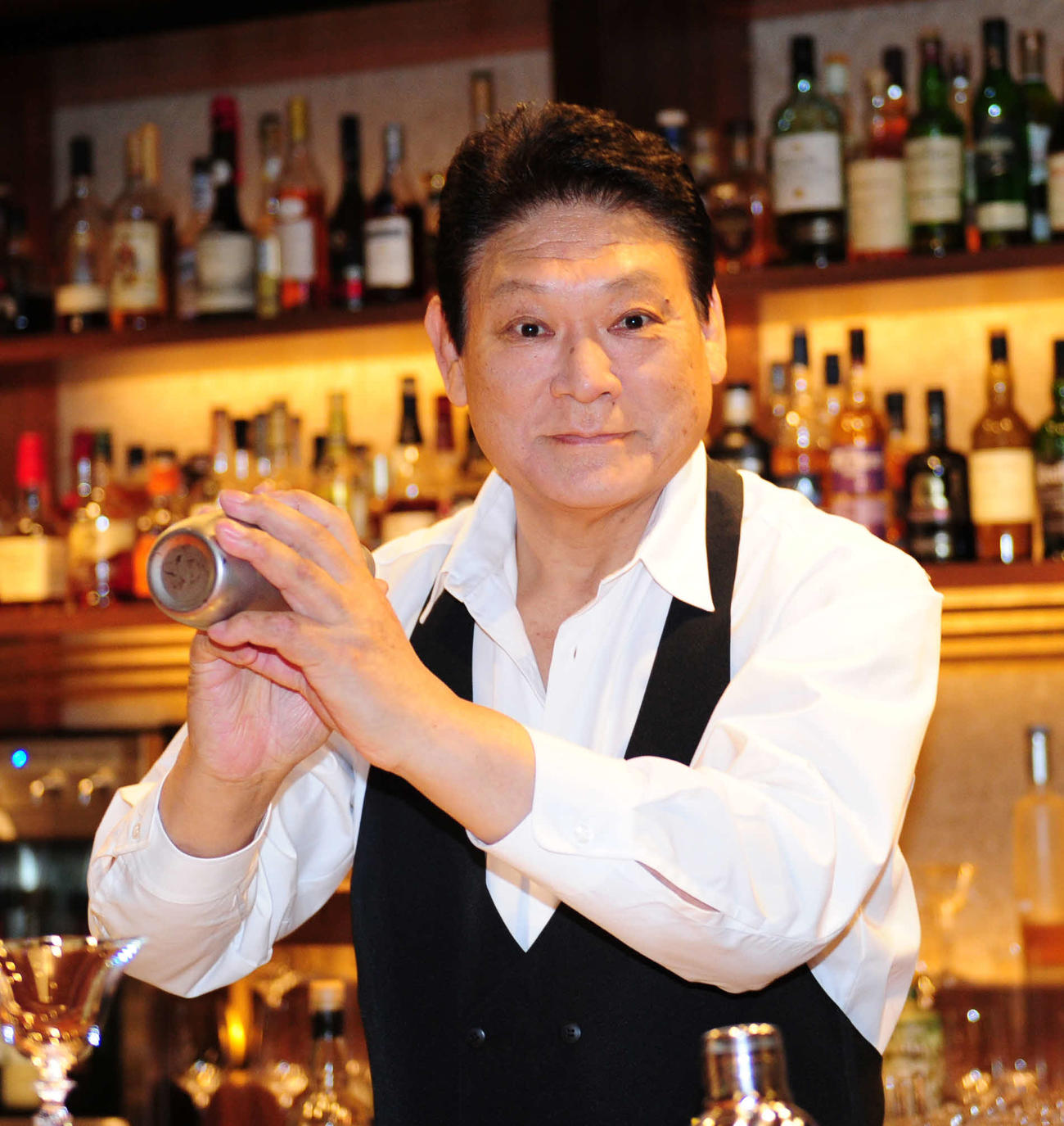 「酒みれん」の発売記念イベントで、カクテル作りに初挑戦した増位山太志郎さん（2017年4月）
