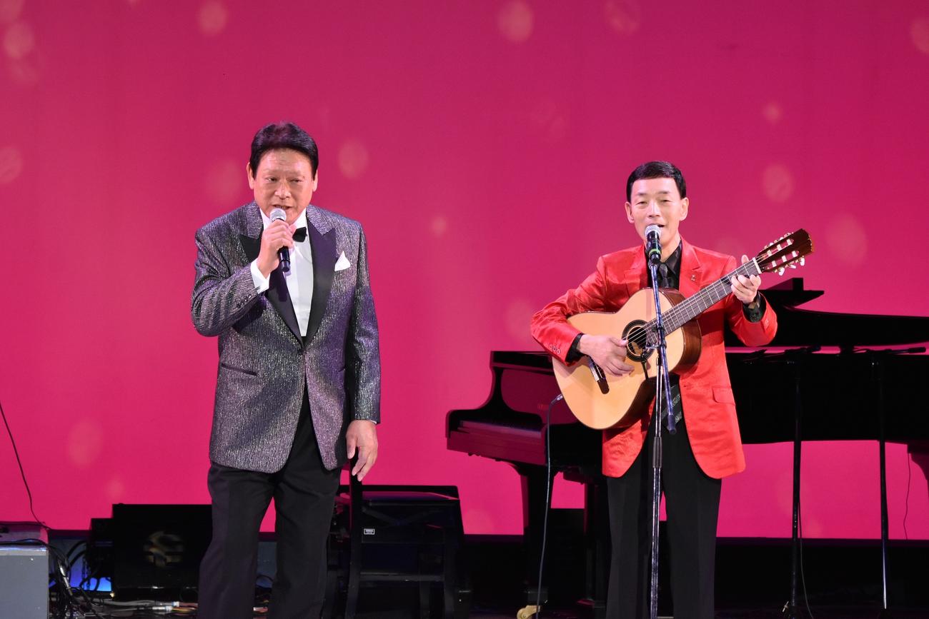 熱唱する増位山太志郎さんと渥美二郎＝2015年10月22日