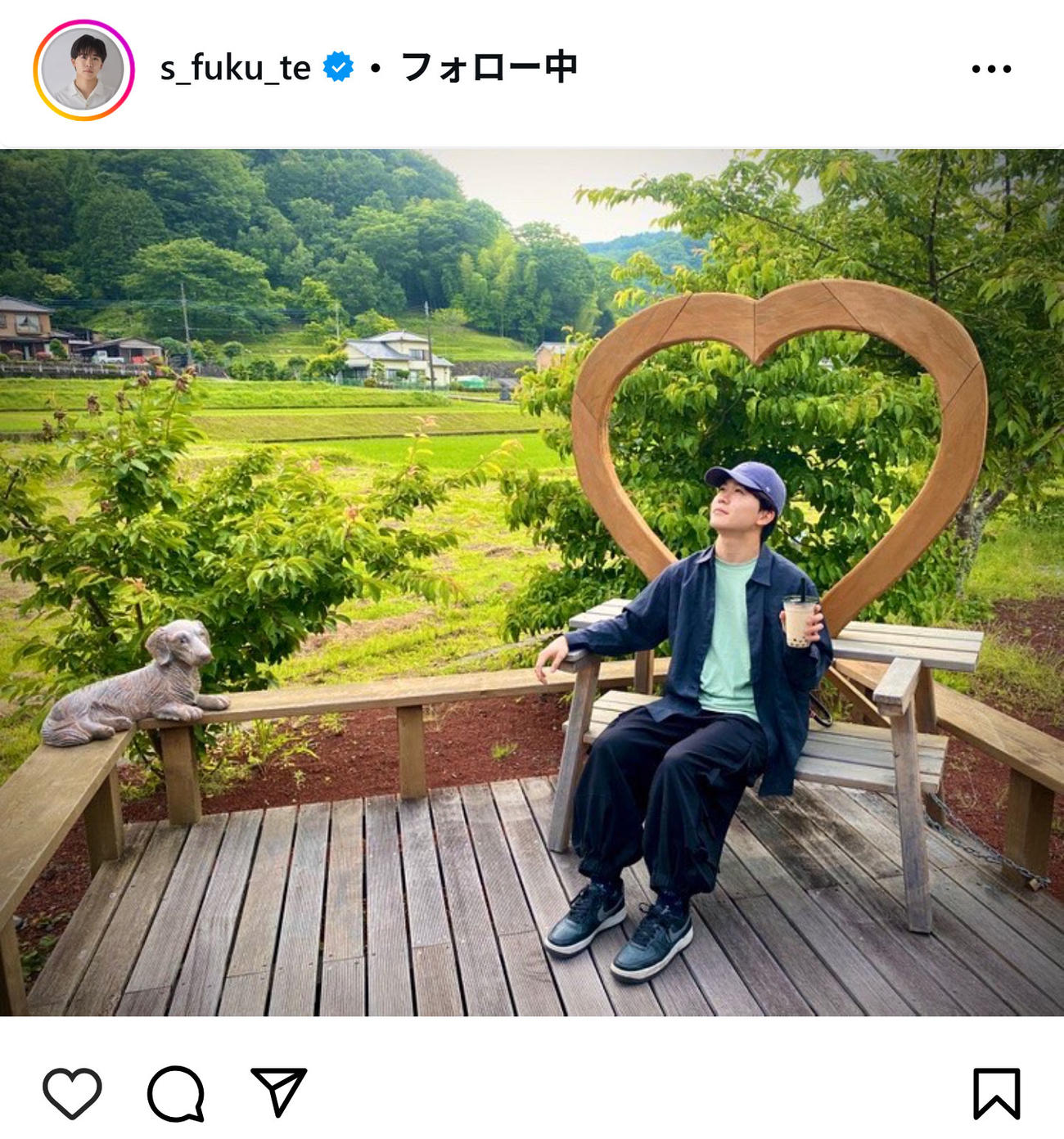 ハートのオブジェがあるベンチに座る鈴木福(インスタグラムから)