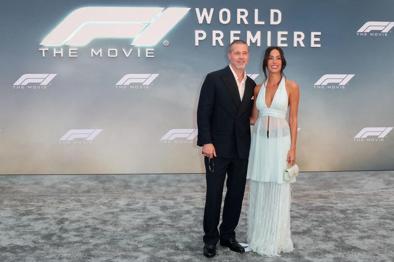 主演映画「F1／エフワン」のプレミア上映会に出席したブラッド・ピット（左）とのイネス・デ・ラモンさん（ロイター）