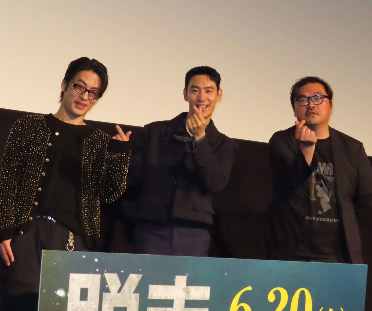 映画「脱走」のプレミア試写会に出席した、左からク・ギョファン、イ・ジェフン、イ・ジョンピル監督