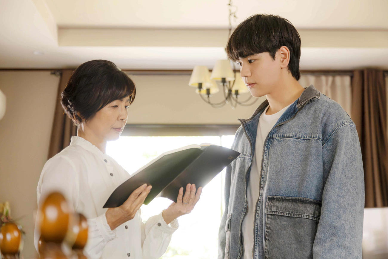 映画「富士山と、コーヒーと、しあわせの数式」でダブル主演するJO1豆原一成と市毛良枝（C）2025「富士山と、コーヒーと、しあわせの数式」