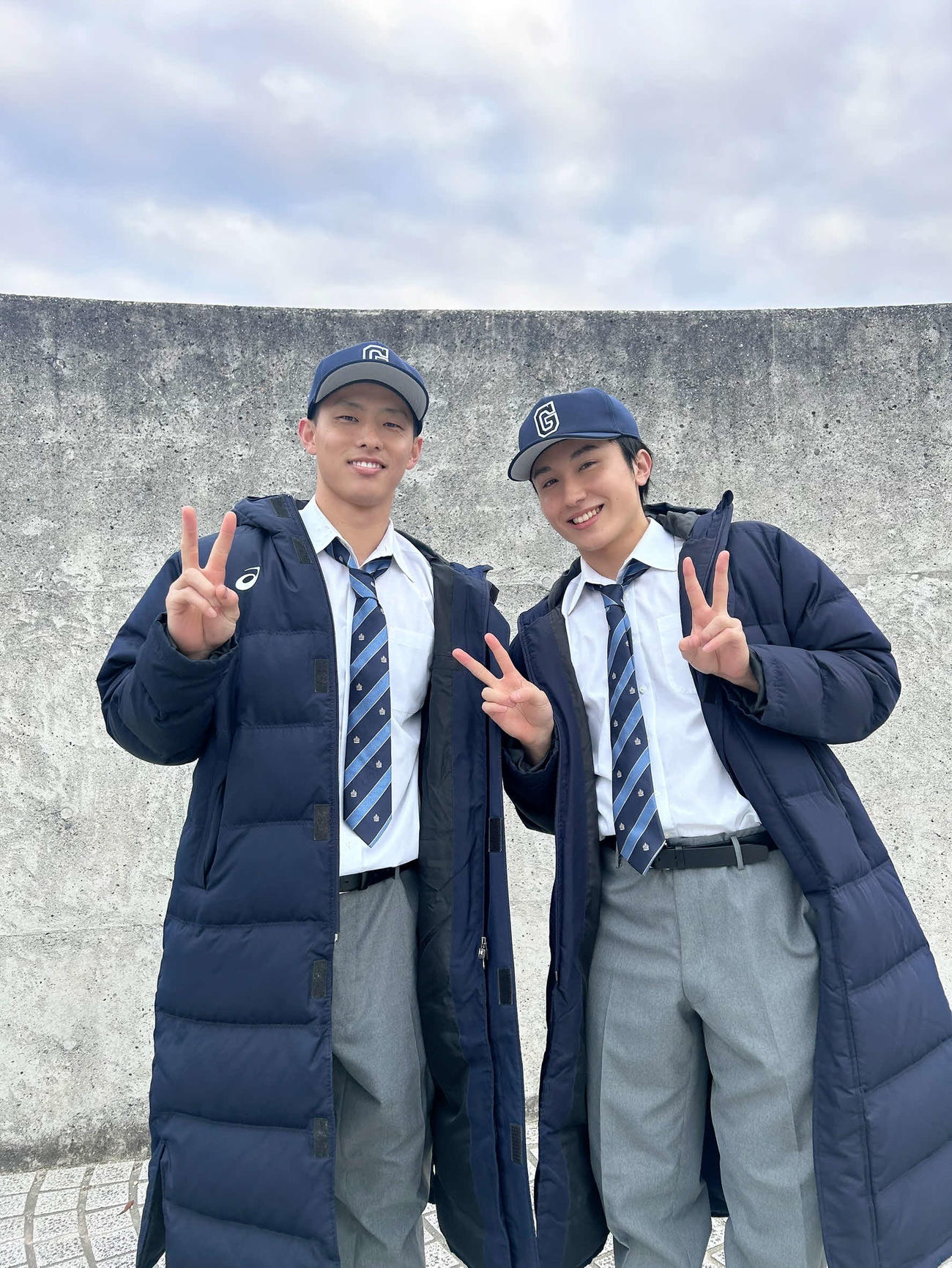 GENICの新曲「あきらめられないのさ」MVに出演した楽天辰己涼介（左）とGENIC小池竜暉