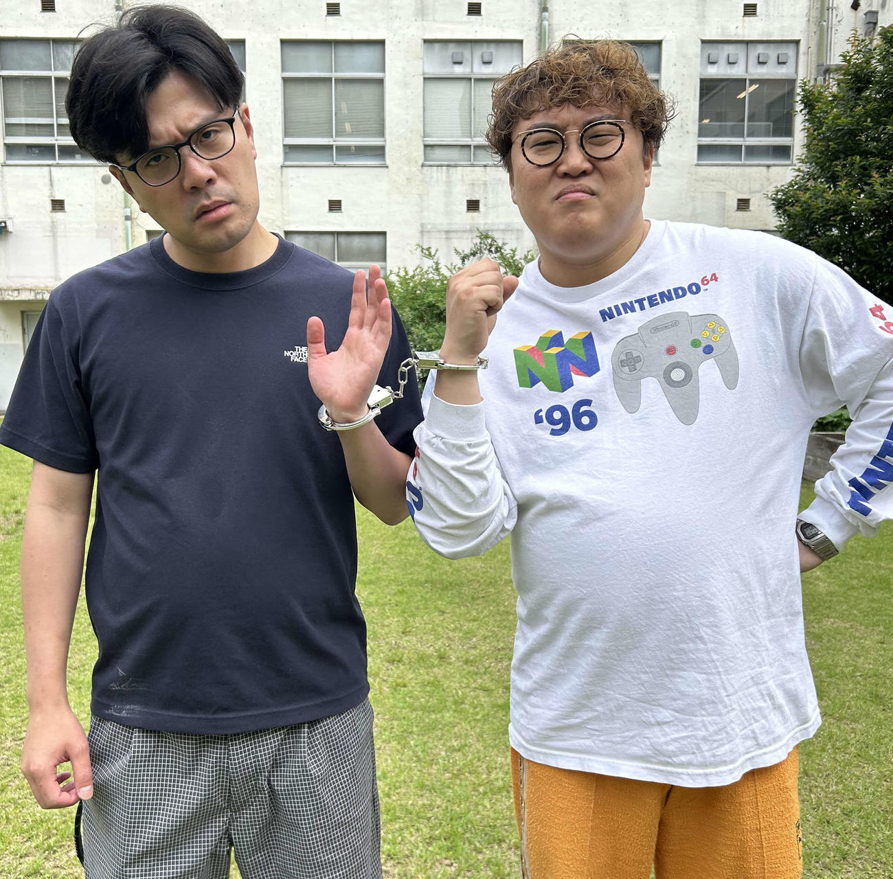 CSチャンネルNECOの特番「マユリカの無人島友錠生活」に出演するマユリカ阪本（左）と中谷