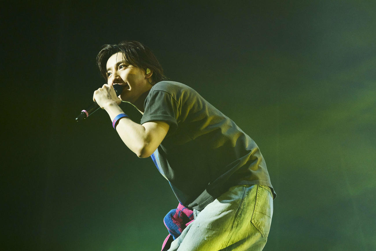 「TAIGA KYOMOTO LIVE TOUR 2025 BLUE OF LIBERTY」東京公演で歌唱する京本大我