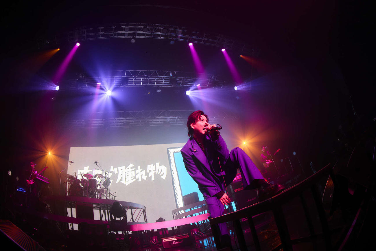 「TAIGA KYOMOTO LIVE TOUR 2025 BLUE OF LIBERTY」東京公演で歌唱する京本大我
