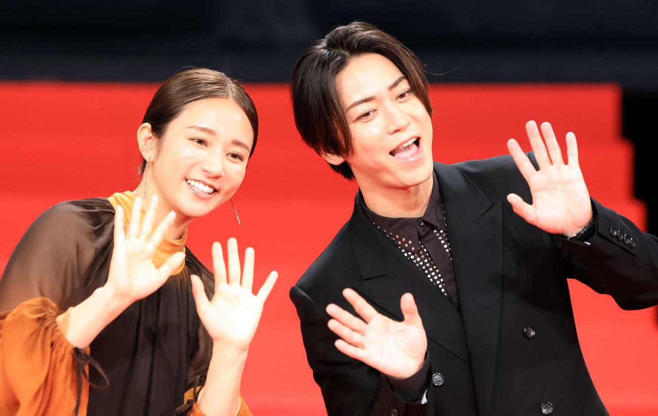 映画「でっちあげ～殺人教師と呼ばれた男」プレミアイベントでファンに手を振る亀梨和也（右）と木村文乃（撮影・浅見桂子）
